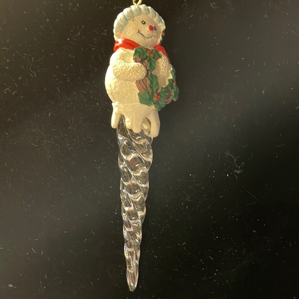 Avon Vintage 1995  “Icicle Fun Ornament Snowman with Wreath”